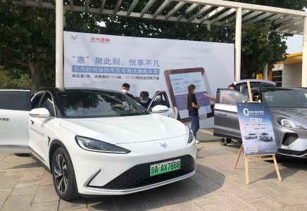 践行“五个发展” | 海棠书屋
：金融赋能，以融促产